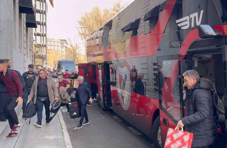 Torcedores do Real tamb&eacute;m vaiaram Mourinho ao chegar em Madri &ndash; Reprodu&ccedil;&atilde;o de v&iacute;deo