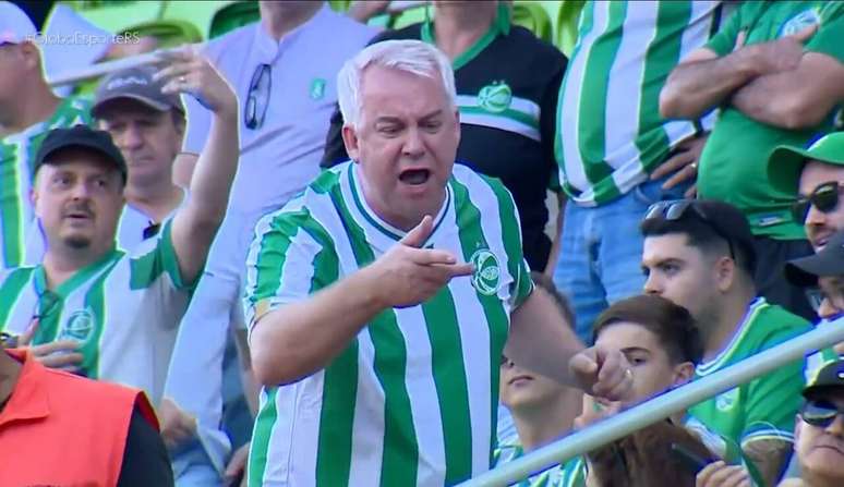 Fam&iacute;lia &eacute; hostilizada por torcedores do Juventude ao receber camisa do Tricolor &ndash;