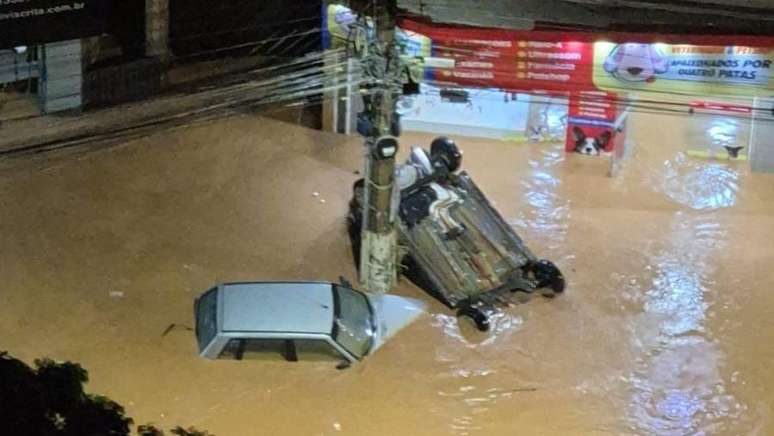 Ruas de Ub&aacute; ficaram completamente alagadas