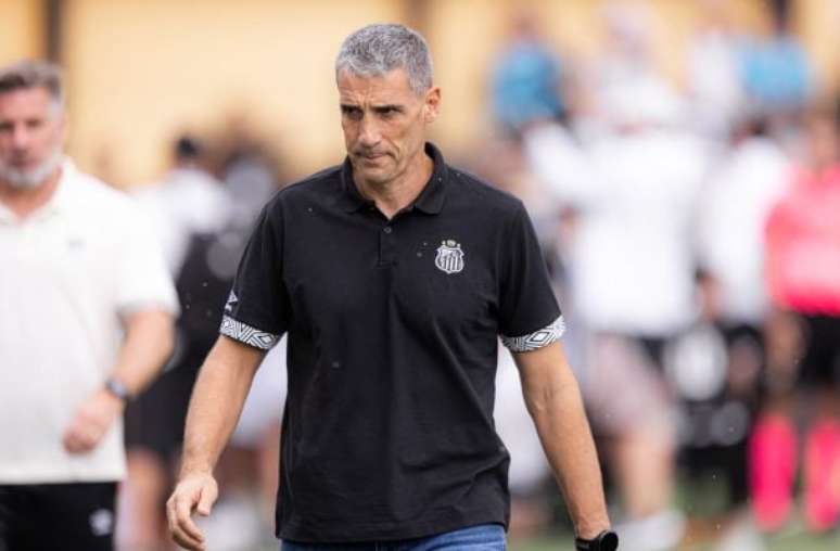 Vojvoda v&ecirc; press&atilde;o aumentar no comando do Santos &ndash;
