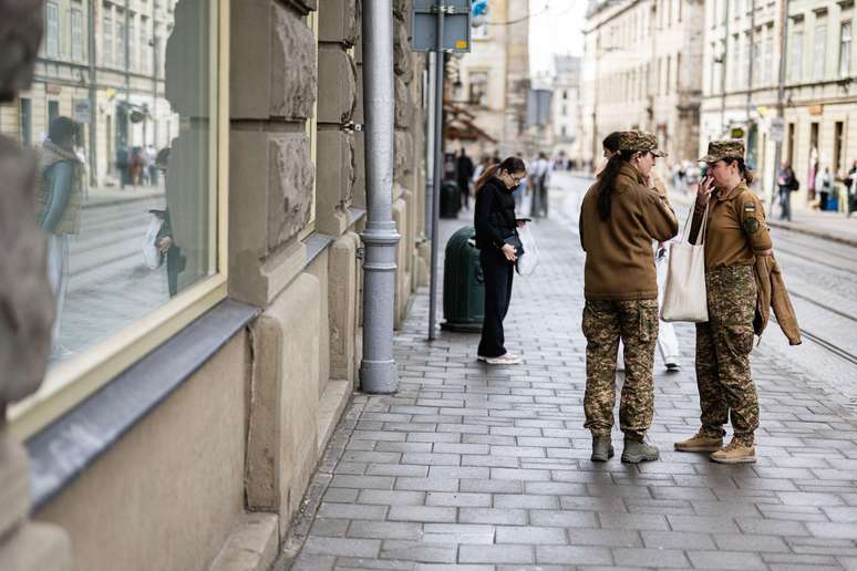 రష్యన్ దళాలు తన గ్రామాన్ని విడిచిపెట్టినప్పుడు యుద్ధాలు మరియు వైమానిక పోరాటాలు 'తప్పిపోయానని' ఒక వ్యక్తి చెప్పాడు - కాని త్వరగా కొత్త పరిస్థితికి అలవాటు పడ్డాడు