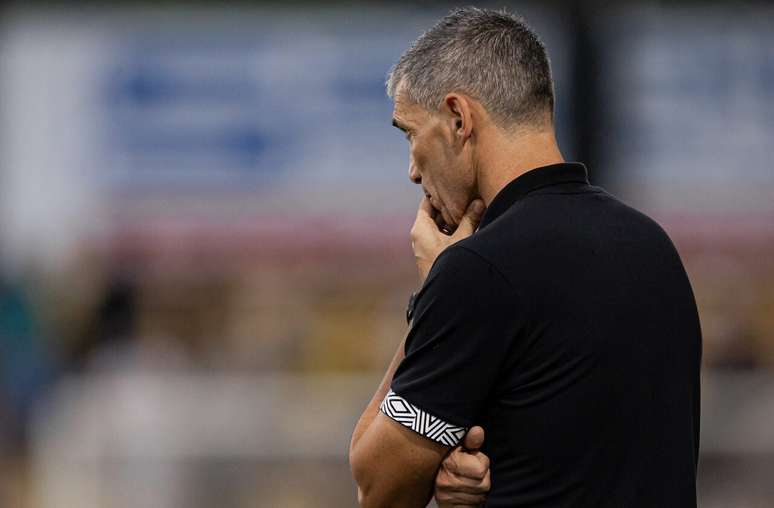 Vojvoda v&ecirc; press&atilde;o aumentar no comando do Santos &ndash;