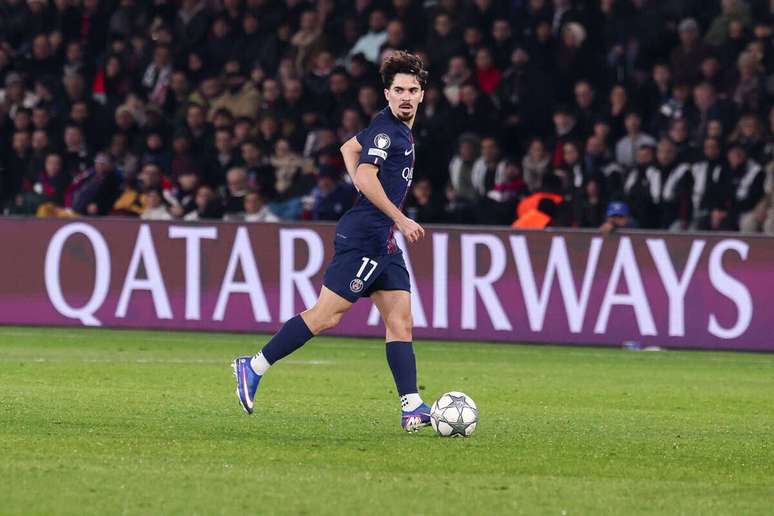 Vitinha em a&ccedil;&atilde;o com a camisa do PSG na Champions &ndash;