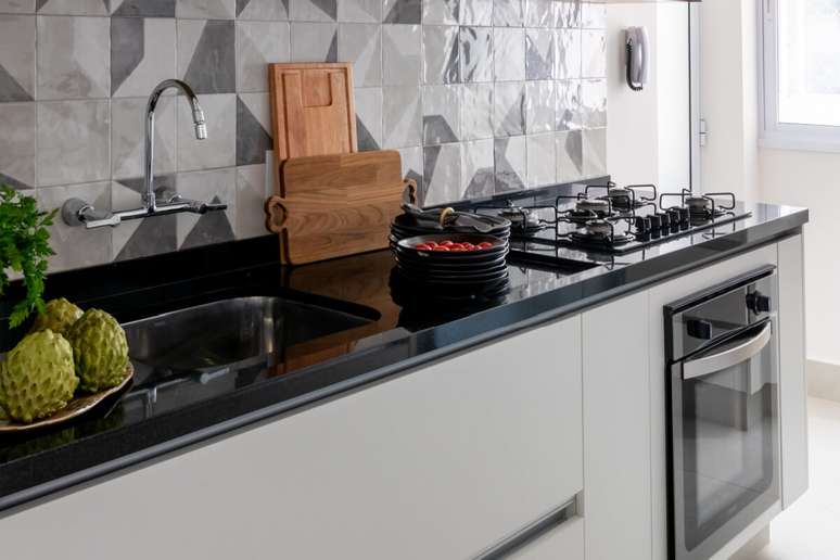 O tipo de instala&ccedil;&atilde;o da cuba impacta diretamente na limpeza, no visual e na praticidade Projeto: Isabella Nalon |