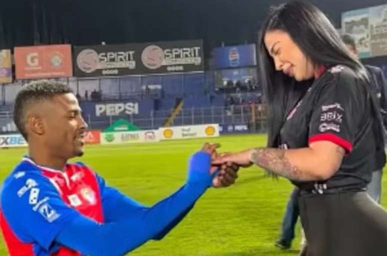 Quir&oacute;s pede a namorada em casamento mas rela&ccedil;&atilde;o n&atilde;o dura muito &ndash;