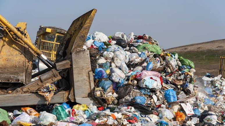 A diferen&ccedil;a est&aacute; no processo: decomposi&ccedil;&atilde;o aer&oacute;bia e controlada versus lixo compactado e ambiente sem oxig&ecirc;nio &ndash; depositphotos.com / massimo1g