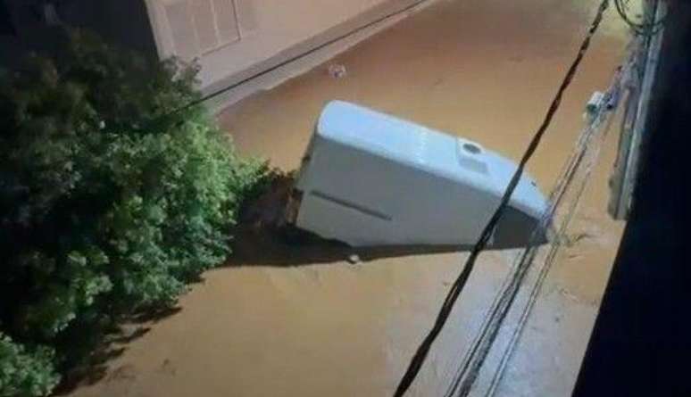 Da janela do apartamento, Carolina registrou ve&iacute;culos sendo carregados pelas enchentes em Ub&aacute;