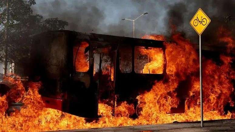 &Ocirc;nibus pegando fogo na rua