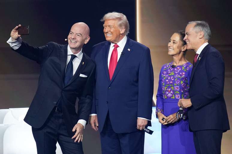 Claudia Sheinbaum ao lado de Infantino e Trump durante o sorteio da Copa do Mundo 