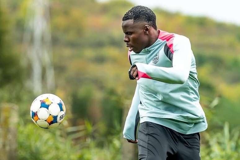 Zouma poder&aacute; assinar com o Vasco ou qualquer outro clube fora da janela, pois rescindiu antes do t&eacute;rmino do per&iacute;odo de contrata&ccedil;&otilde;es &nbsp;&ndash;