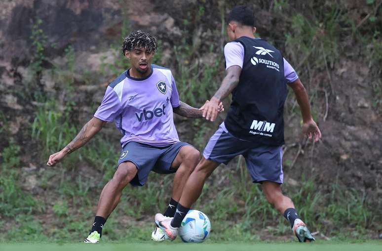 Cristian Medina em treino, mas ainda n&atilde;o est&aacute; regularizado &ndash;