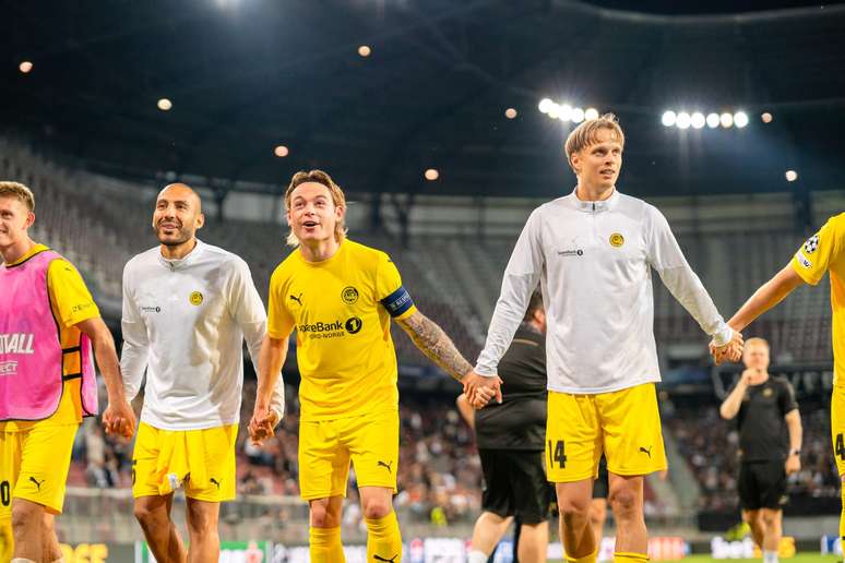 Jogadores do Bodo comemorando a classifica&ccedil;&atilde;o para a semifinal da &uacute;ltima Liga Europa 