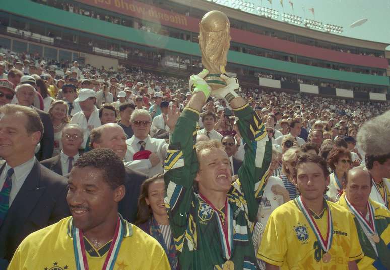 O ex-jogador Viola (&agrave; esquerda) foi condenado &agrave; pris&atilde;o por posse ilegal de arma de fogo