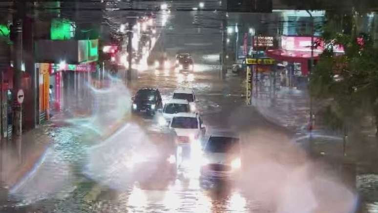 Chuva provocou enchentes em Juiz de Fora (MG). Alagamento registrado no Largo do Riachuelo, estendendo-se at&eacute; o Roza Cabinda