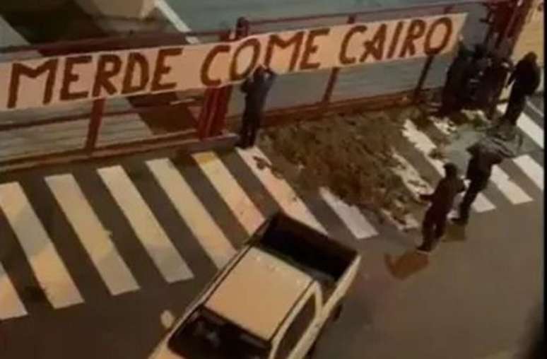 Reprodu&ccedil;&atilde;o de V&iacute;deo - Legenda: Torcedores do Torino jogaram esterco na porta do CT do clube em protesto pela m&aacute; fase da equipe