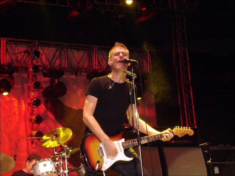 Na fase mais recente da carreira, Bryan Adams vem investindo em novos &aacute;lbuns de est&uacute;dio, projetos especiais e registros ao vivo que atualizam sua presen&ccedil;a no mercado musical &ndash; Gerardo Gonzalez/Wikimedia Commons