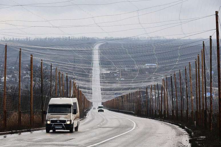 Na Ucr&acirc;nia, redes antidrones se estendem por quil&ocirc;metros, suspensas em postes de madeira