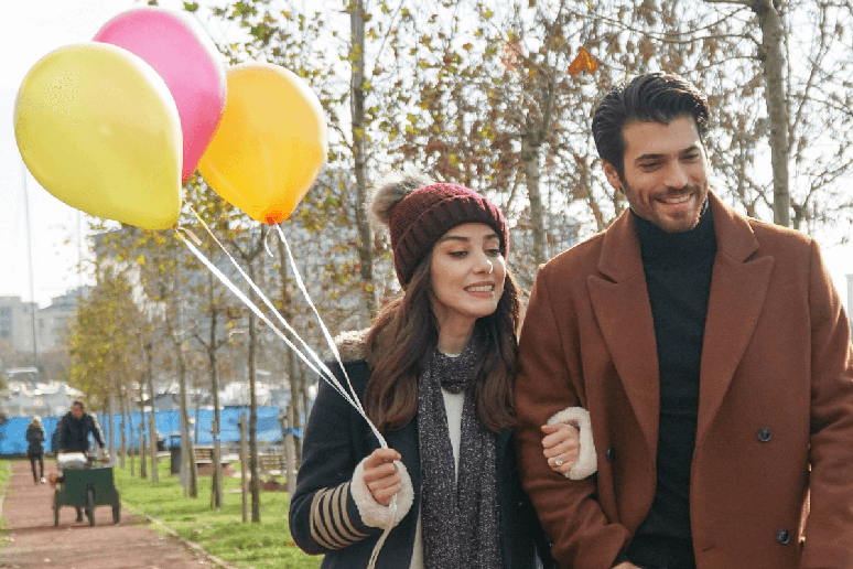 Em &ldquo;Ferit e Nazli de Dolunay&rdquo;, uma estudante de gastronomia e um empres&aacute;rio reservado veem a rela&ccedil;&atilde;o profissional se transformar em um amor cheio de desafios 