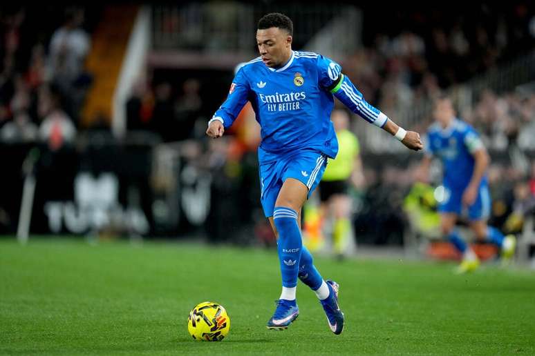 Mbapp&eacute; em a&ccedil;&atilde;o com a camisa do Real Madrid &ndash;