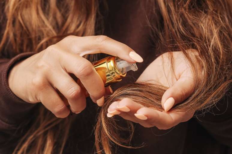 O uso de &oacute;leos no cabelo pode ajudar a evitar o ressecamento causado pelo ver&atilde;o 