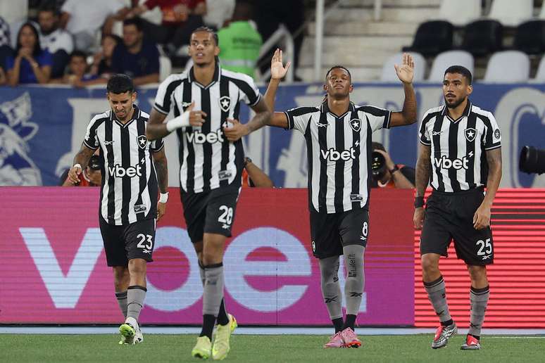 Danilo comemorando o primeiro gol do Botafogo na goleada sobre o Cruzeiro 