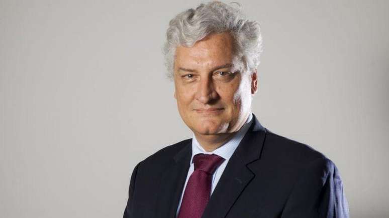 Oscar Vilhena Vieira de terno e gravata com semblante neutro