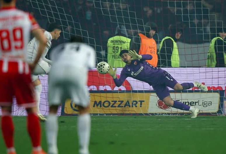 Matheus pegando um penalti durante o &uacute;ltimo D&eacute;rbi Eterno 