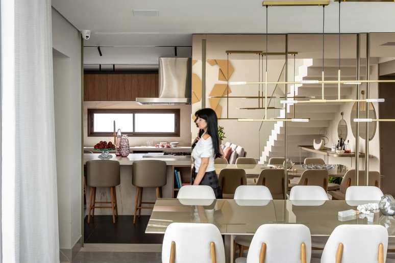 A porta com vidro reflecta separa os ambientes sem pesar, amplia a luz natural e mant&eacute;m a integra&ccedil;&atilde;o visual do espa&ccedil;o Projeto: Meneghisso & Pasquotto Arquitetura |