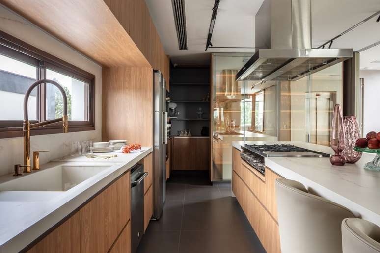 Na cozinha integrada, o vidro reflecta amplia o espa&ccedil;o e deve ser aplicado longe da &aacute;rea de preparo para preservar o acabamento Projeto: Meneghisso & Pasquotto Arquitetura |