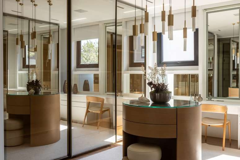 Quando integrado &agrave; marcenaria e &agrave; ilumina&ccedil;&atilde;o, o vidro reflecta refor&ccedil;a o luxo silencioso e valoriza o ambiente com sutileza e eleg&acirc;ncia Projeto: Meneghisso & Pasquotto Arquitetura |