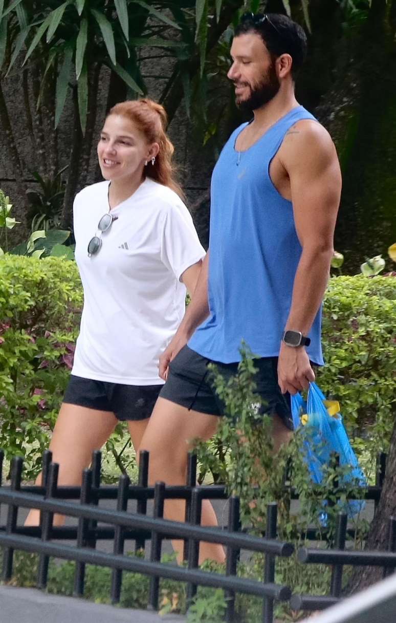 Gabriela Medvedovsky e o namorado, Pablo Porti, deixam academia no Rio de Janeiro