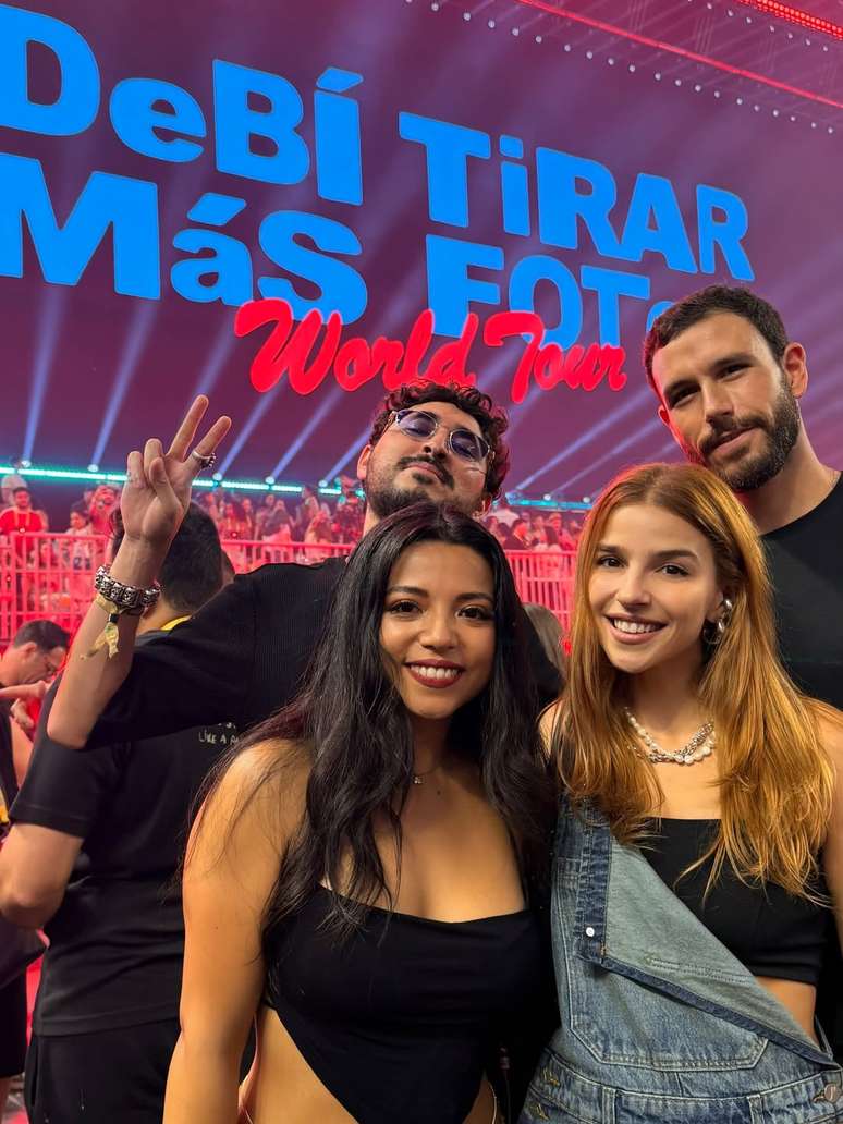 Gabriela Medvedovsky e o namorado em show do Bad Bunny com amigos
