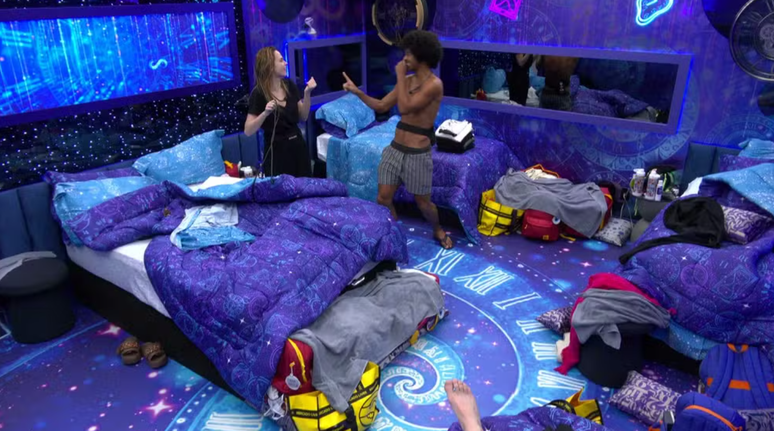 Ana Paula e Breno conversam ap&oacute;s mudan&ccedil;a de quarto