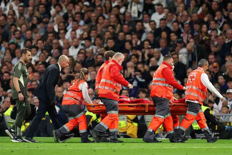 MADRID, SPAIN &ndash; FEBRUARY 25: Raul Asencio of Real Madrid is taken off the pitch in a stretcher during the UEFA Champions League 2025/26 League Knockout Play-off Second Leg match between Real Madrid C.F. and SL Benfica at Estadio Santiago Bernabeu on February 25, 2026 in Madrid, Spain. (Photo by Clive Brunskill/Getty Images)