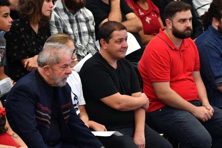Lulinha (ao centro, de blusa preta) &eacute; o filho mais velho de Lula