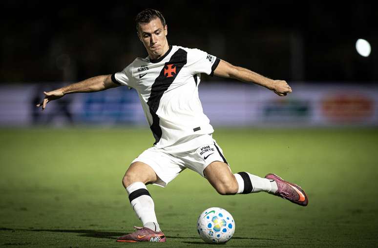 Lateral-esquerdo Lucas Piton perdeu a condi&ccedil;&atilde;o de titular absoluto da equipe ap&oacute;s s&eacute;rie de atua&ccedil;&otilde;es ruins &ndash;