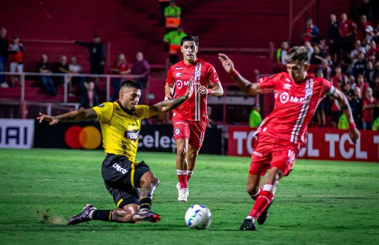 Argentinos Juniors (de vermelho)&nbsp; e Barcelona&nbsp; fizeram jogo truncado e decidido nos p&ecirc;naltis.