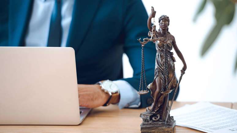 O uso frequente do distinguishing em estupro de vulner&aacute;vel levanta debates sobre a tens&atilde;o entre dois valores: de um lado, a individualiza&ccedil;&atilde;o da justi&ccedil;a em cada caso; de outro, a previsibilidade das decis&otilde;es e a prote&ccedil;&atilde;o integral de crian&ccedil;as e adolescentes prevista na Constitui&ccedil;&atilde;o e no Estatuto da Crian&ccedil;a e do Adolescente (ECA) &ndash; depositphotos.com / AndrewLozovyi