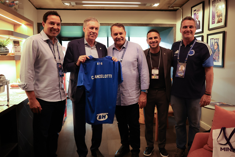Ancelotti com a camisa do Cruzeiro. 
