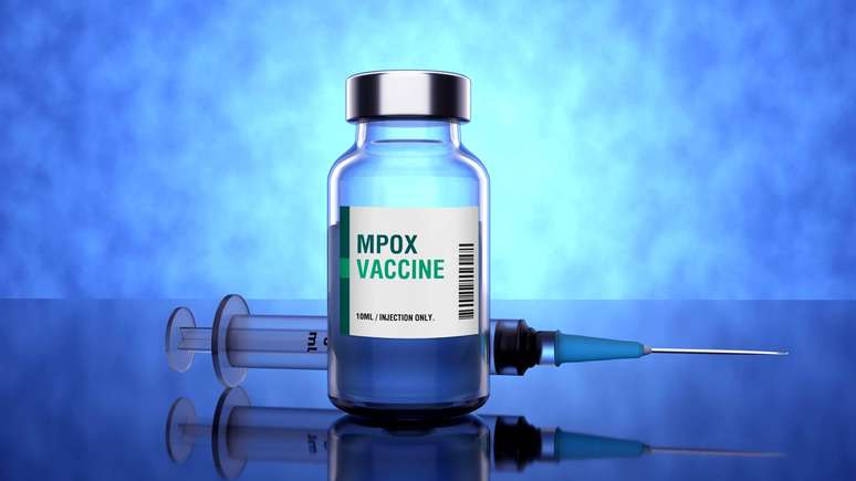 Em 2026, parte das pesquisas se concentra na adapta&ccedil;&atilde;o e expans&atilde;o do uso de imunizantes originalmente desenvolvidos para a var&iacute;ola humana, que apresentam prote&ccedil;&atilde;o cruzada contra o v&iacute;rus do Mpox &ndash; depositphotos.com / akhilesh