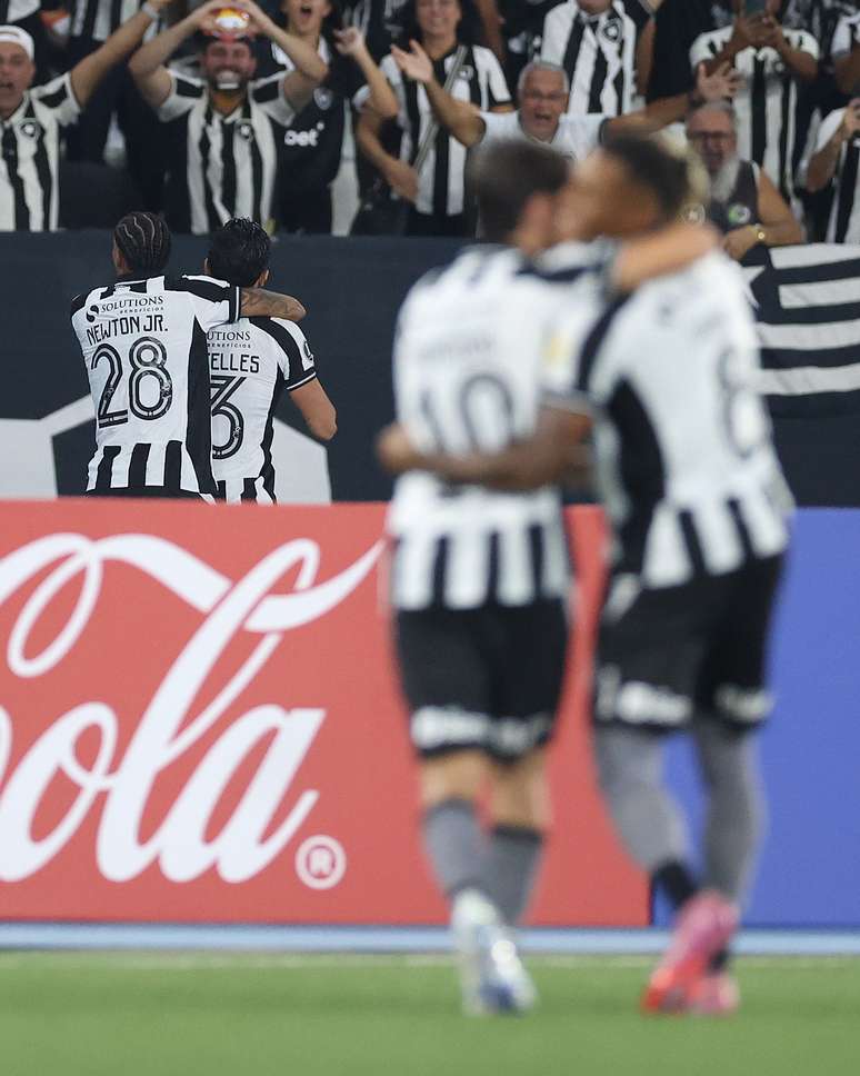 Jogadores do Botafogo comemorando a classifica&ccedil;&atilde;o na Libertadores 