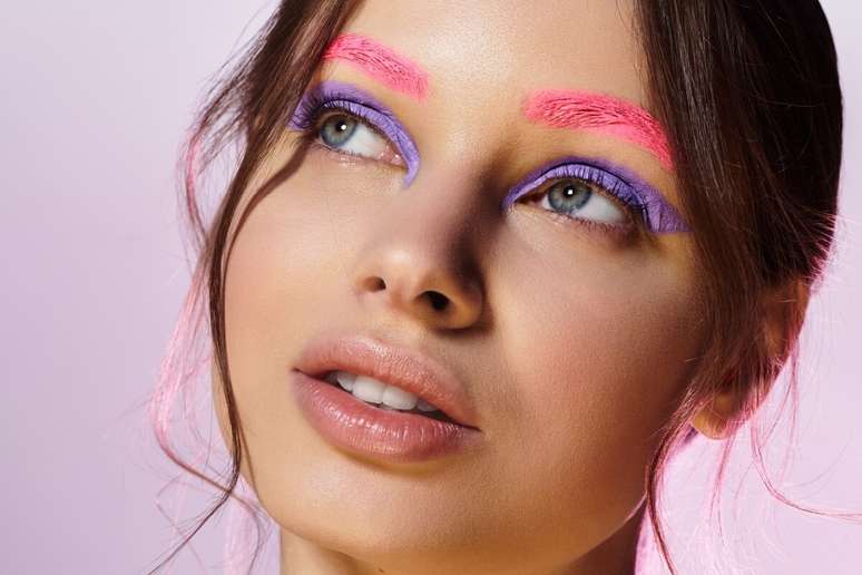 Sombras vibrantes, delineados gr&aacute;ficos e cores saturadas transformam o olhar no foco principal da produ&ccedil;&atilde;o 