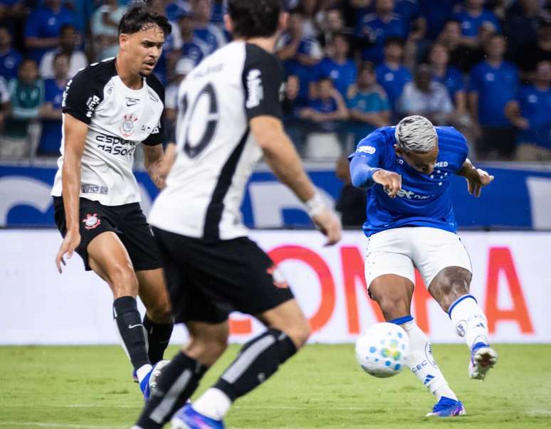 Tchoca (esquerda) explicou negocia&ccedil;&atilde;o frustrada com o Torino (It&aacute;lia) &ndash;