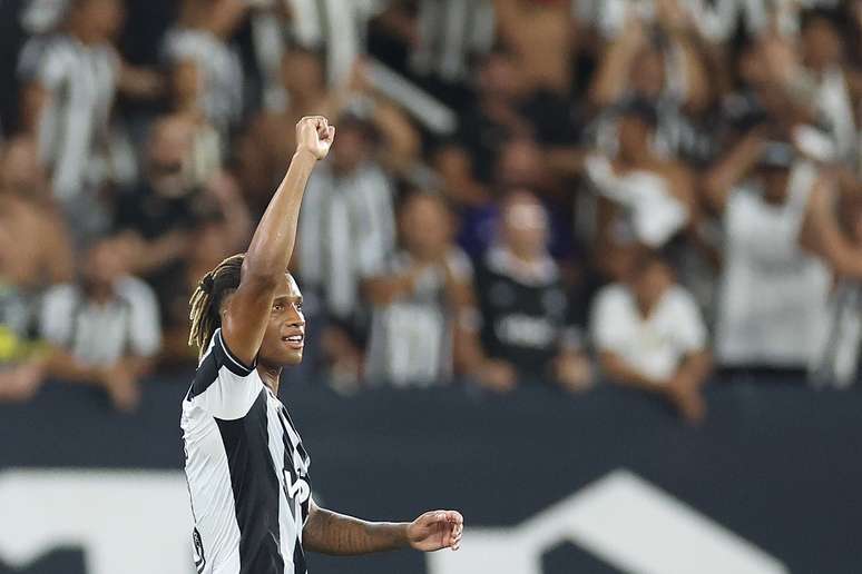 Danilo comemorando o segundo gol do Botafogo 