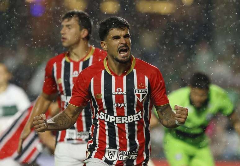 Cauly comemora o gol que deu a vit&oacute;ria ao S&atilde;o Paulo &ndash;