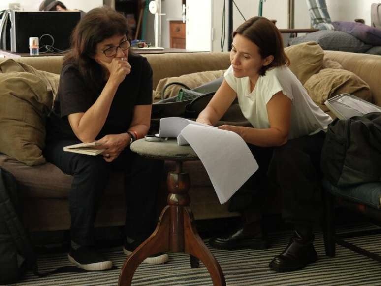 'ఆటోబయోగ్రాఫియా దో వెర్మెల్హో' కోసం ఎడిటింగ్ ప్రాసెస్‌లో డానియెలా థామస్‌తో పాటు బియాంకా కంపారాటో.