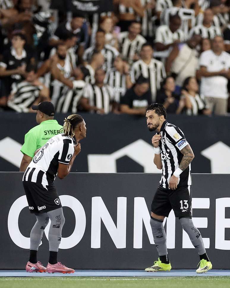 Alex Telles comemorando um dos gols da vit&oacute;ria do Botafogo na Pr&eacute;-Libertadores 