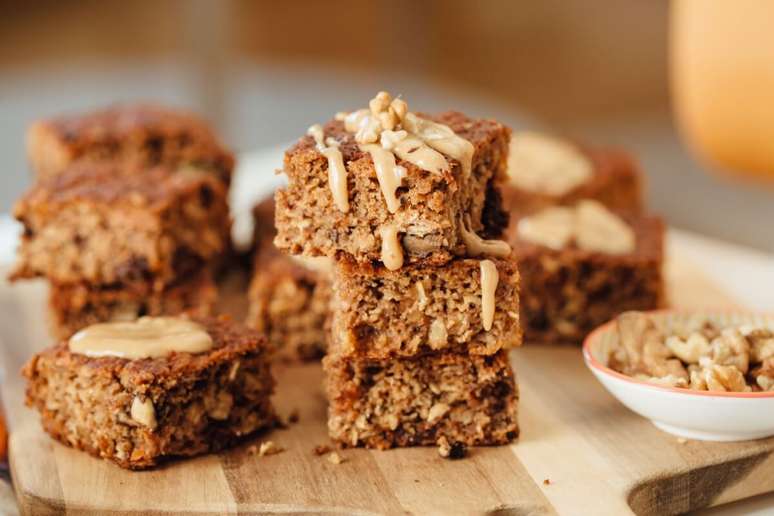 Bolo de banana com nozes e pasta de amendoim 