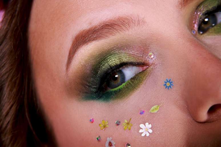 Texturas luminosas, glitter e pedrarias elevam a maquiagem ao status de acess&oacute;rio e ampliam seu impacto visual 