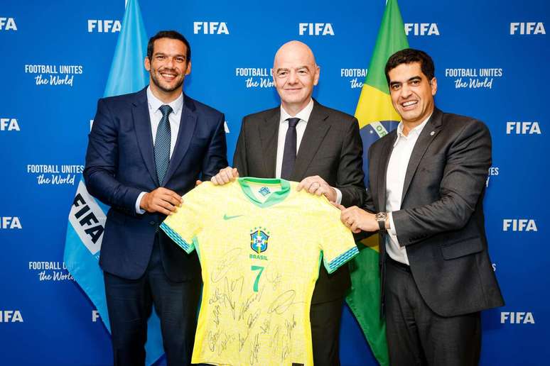 Presidente da Fifa, Gianni Infantino (centro) &eacute; f&atilde; do futebol brasileiro &ndash;